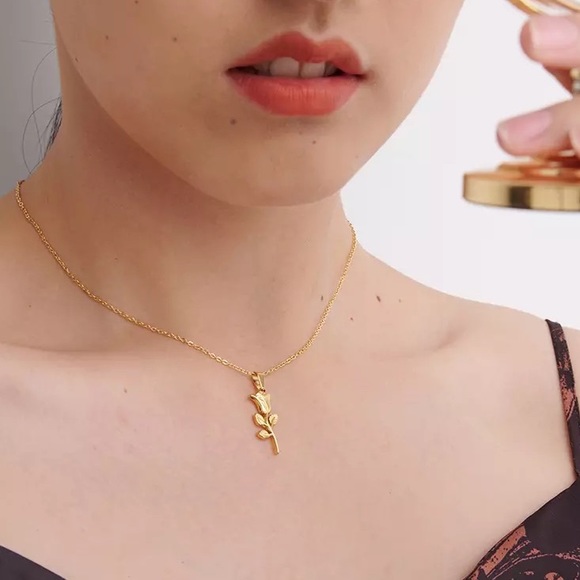 Vintage Rose Flower Pendant Gold Necklace - Picture 3 of 7